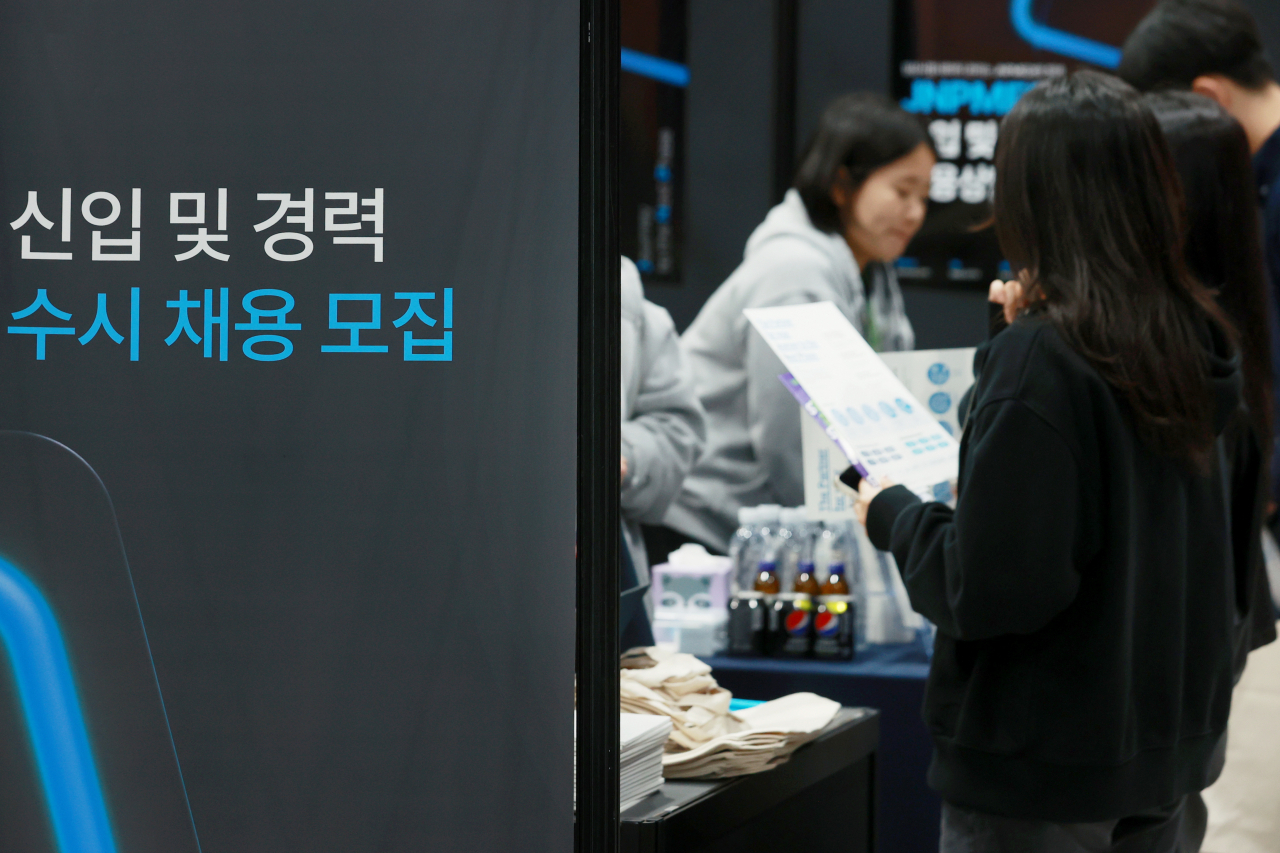 Jobseekers visiting a booth of a company at a job fair in Seoul on Oct. 31. (Yonhap)