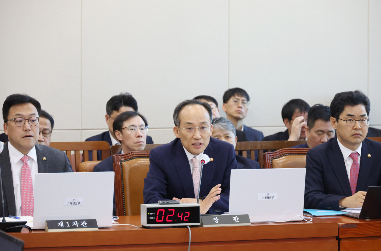 Finance Minister Choo Kyung-ho (center) speaks during a parliamentary session in Seoul on Monday. (Yonhap)