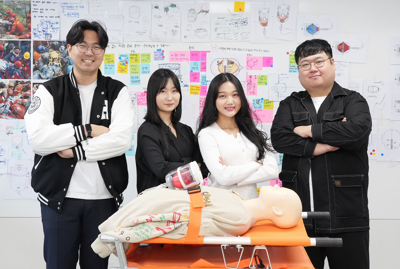 A Korean team of four Hongik University students won the top honor of The James Dyson Award with their hands-free intravenous drip device. From left: Kim Dae-yeon, Bai Yuan, Chae Yu-jin and Shin Young-hwan pose for a photo during an interview held in Seoul on Nov. 13. (Dyson Korea)