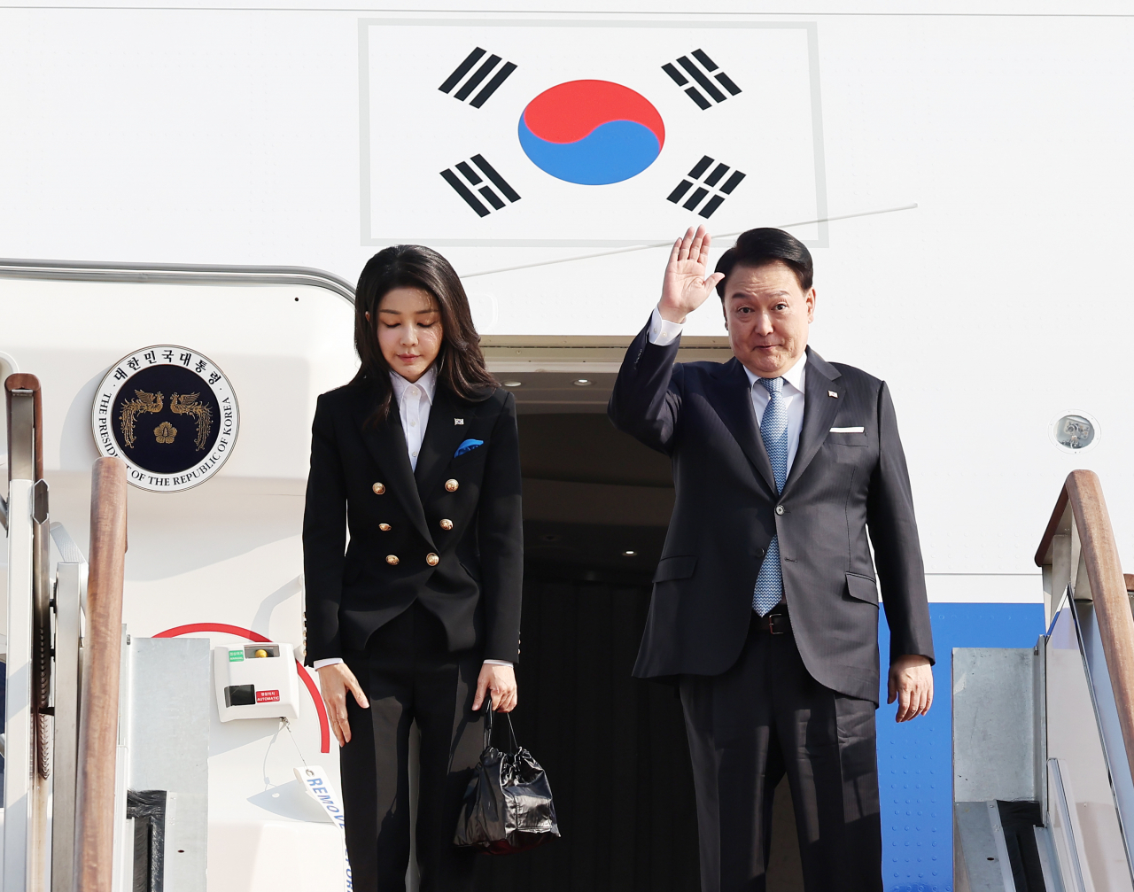 President Yoon Suk Yeol (right) and first lady Kim Keon Hee bow before boarding on Air Force One to depart for San Francisco, California at Seoul Air Base in Seongnam, Gyeonggi Province, on Thursday. (Yonhap)