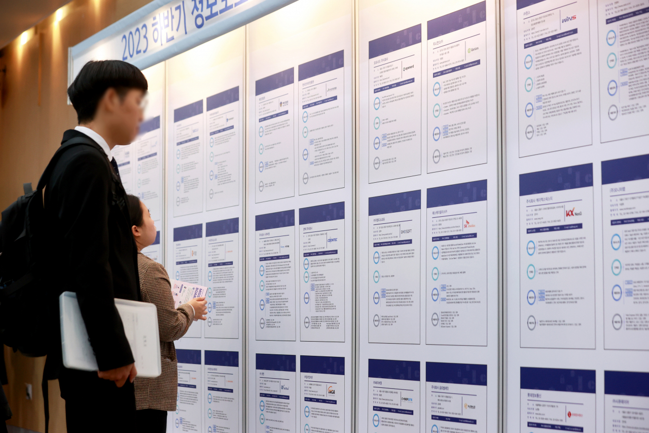 Job seekers look at the job information bulletin board at an expo event held at the Science and Technology Convention Center in southern Seoul, Nov. 1. (Yonhap)
