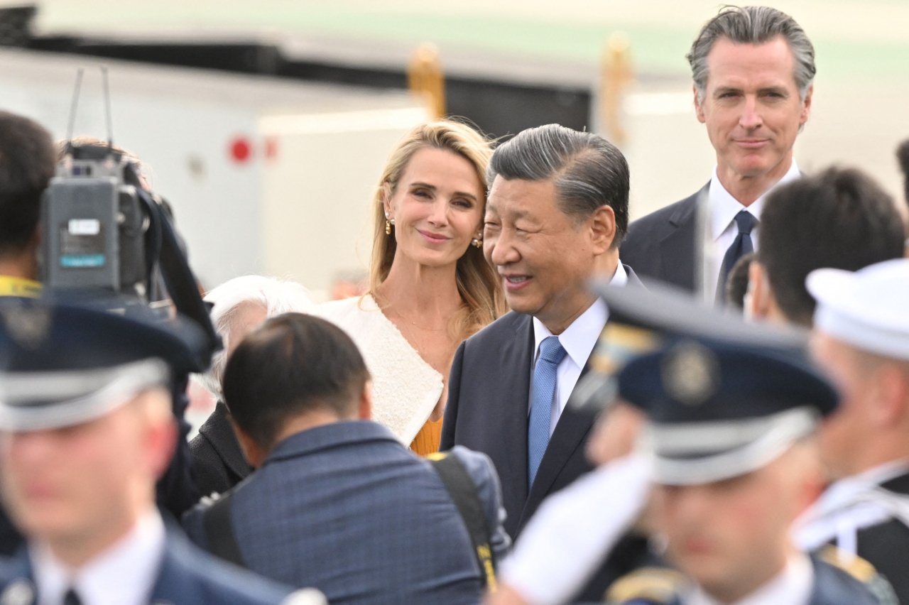 Chinese President Xi Jinping (center) arrives at San Francisco International airport to attend the Asia-Pacific Economic Cooperation leaders' week in San Francisco, California, on Tuesday. (AFP-Yonhap)