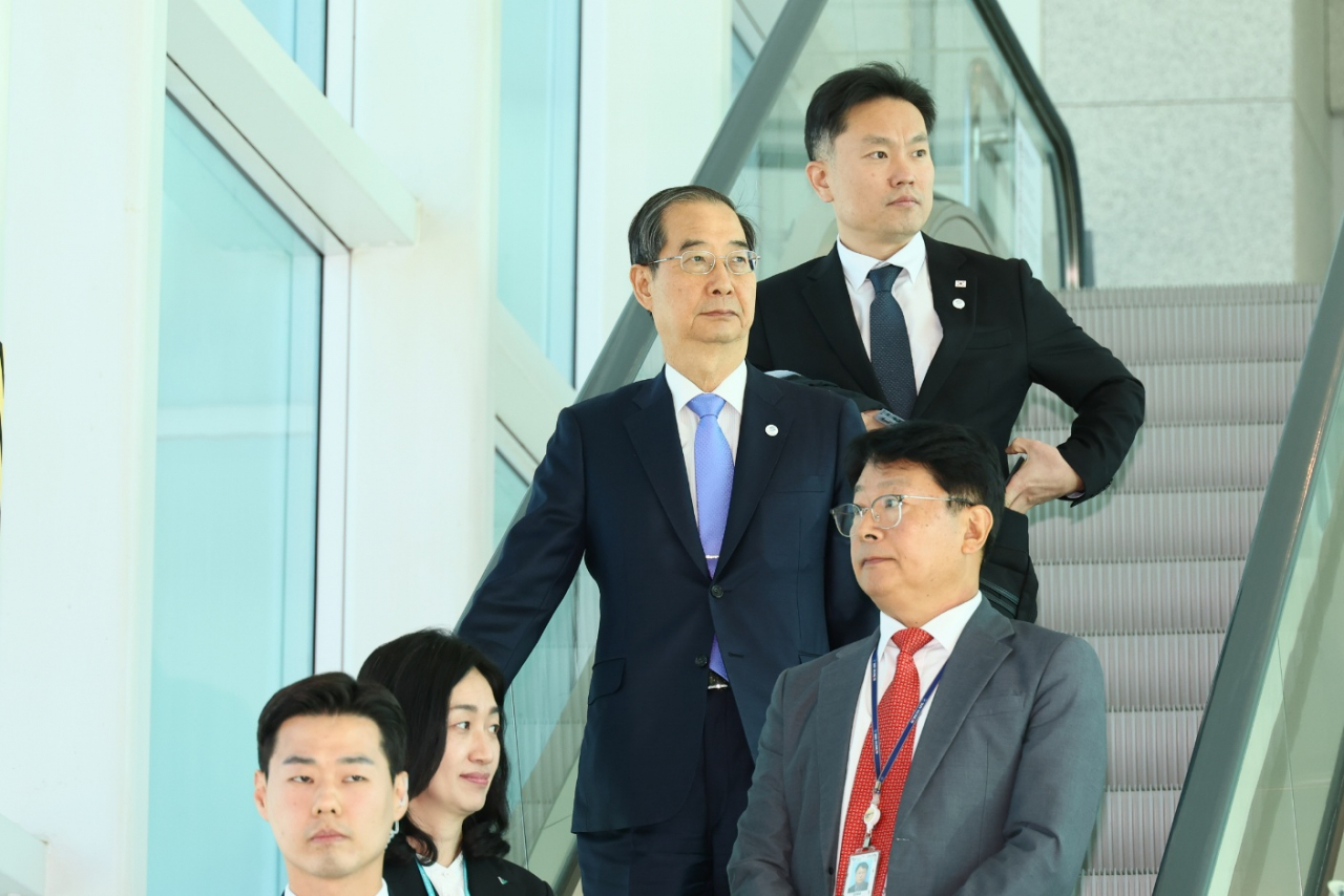 Prime Minister Han Duk-soo (center) is photographed at the Incheon airport before he departs for Paris on Sunday. (Yonhap)