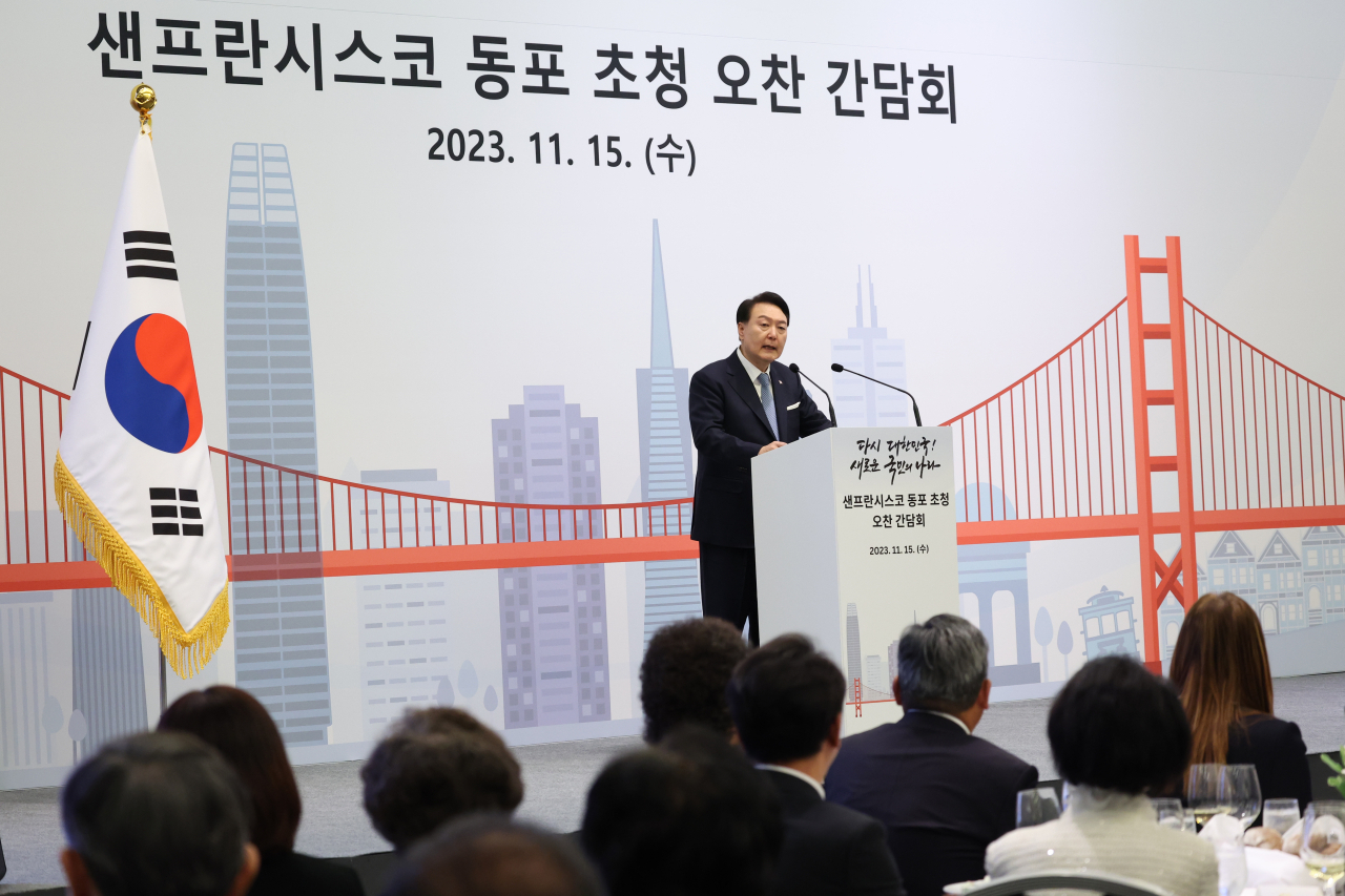 South Korean President Yoon Suk Yeol delivers remarks during a luncheon with Korean residents in San Francisco at a hotel in the city on Wednesday. (Yonhap)