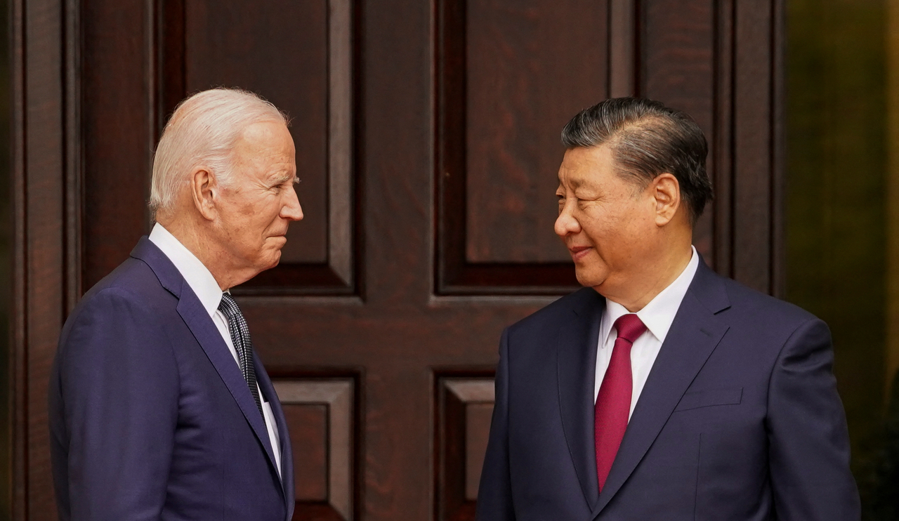US President Joe Biden (left) meets with Chinese President Xi Jinping (right) at Filoli estate in Woodside, California, on Wednesday. (Reuters-Yonhap)