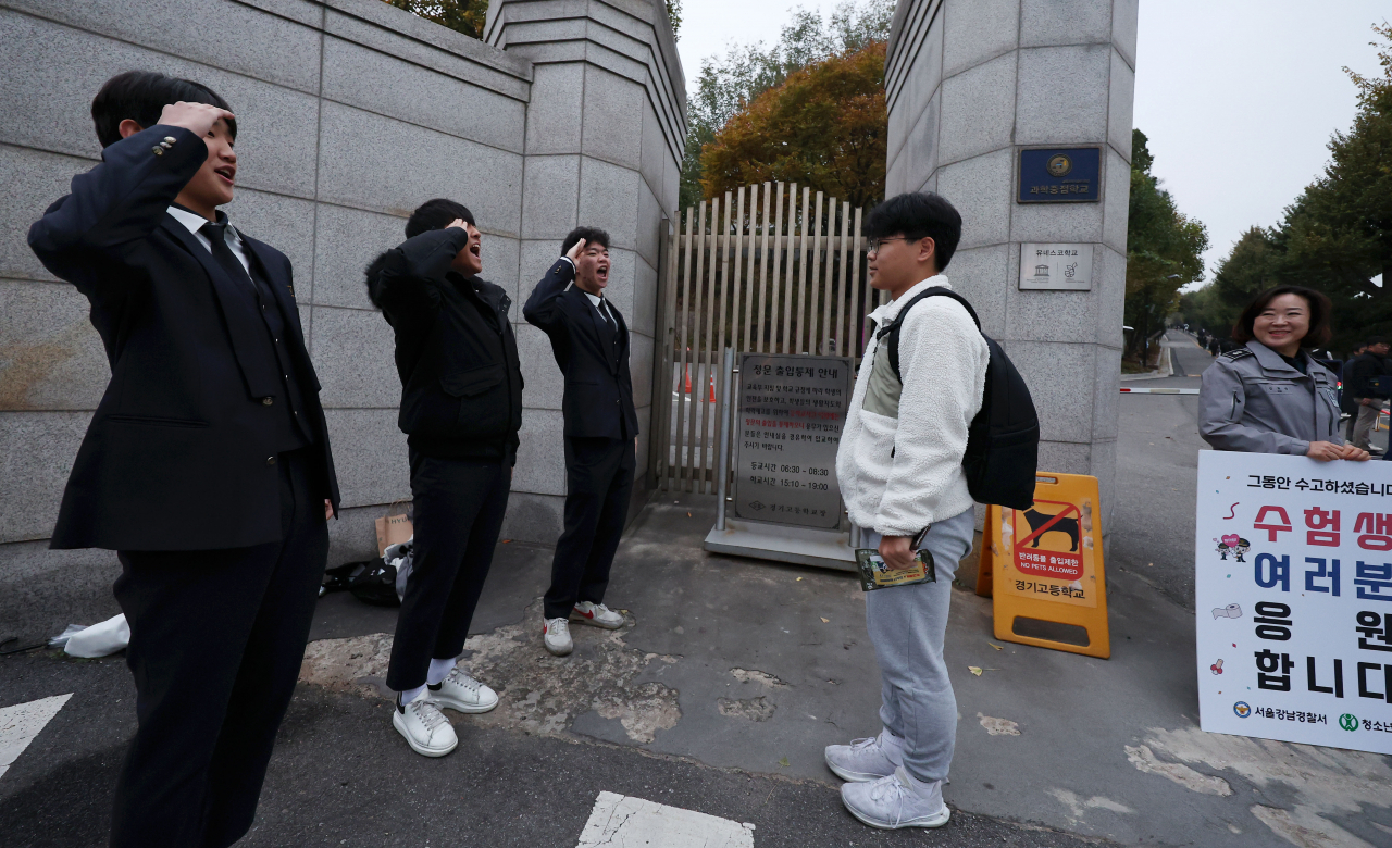 Other students encourage this year’s Suneung test-takers as they enter the test site at Kyunggi High School in Gangnam, southern Seoul, Thursday. (Newsis)