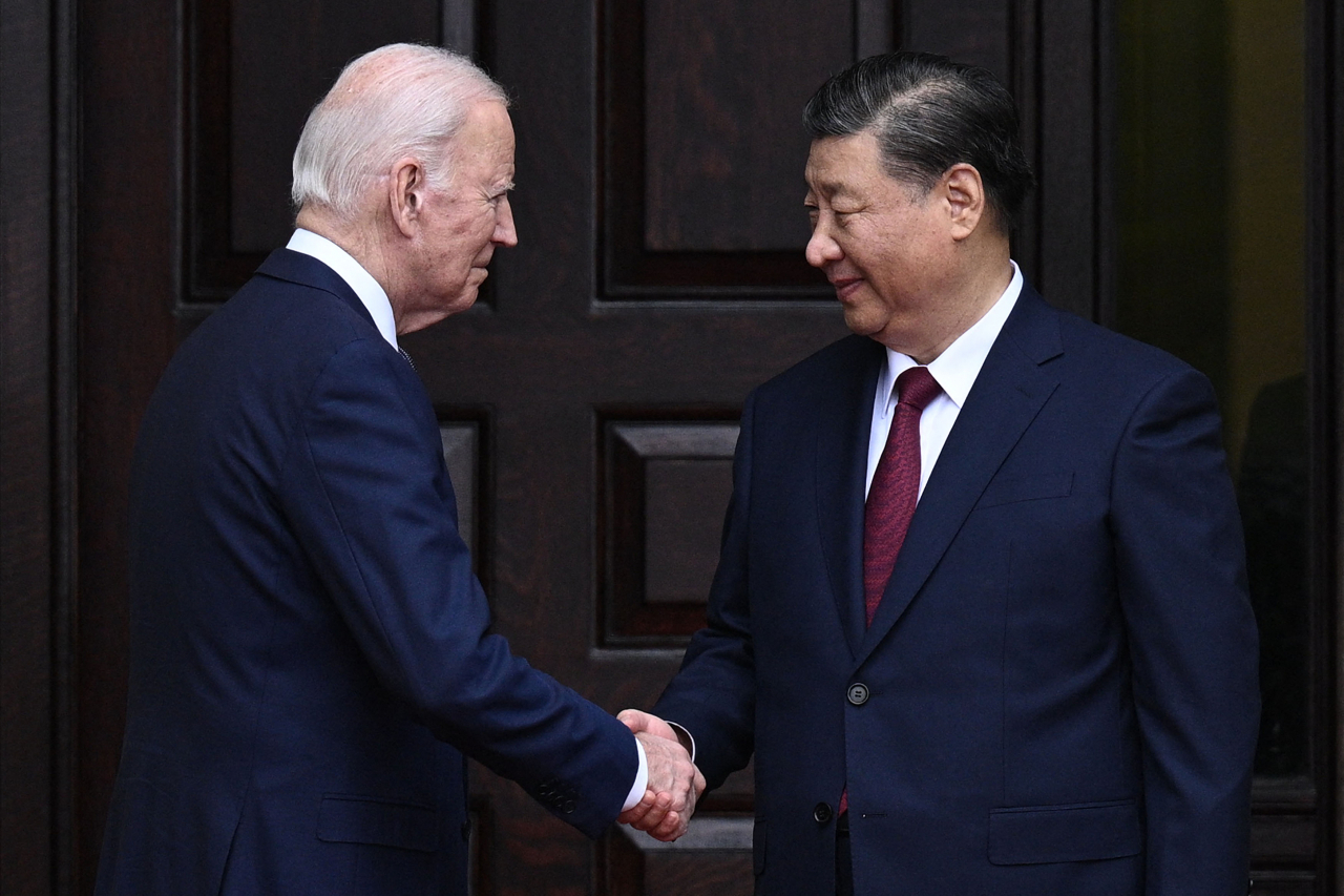 US President Joe Biden (left) meets with Chinese President Xi Jinping (right) at Filoli estate in Woodside, California, on Wednesday. (AFP-Yonhap)