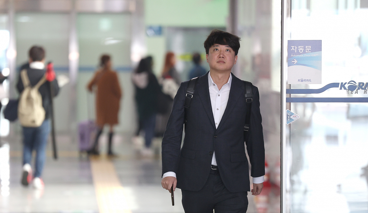 Lee Jun-seok, the ousted former leader of the People Power Party, arrives at a train station in Daegu on Nov. 9. (Yonhap)