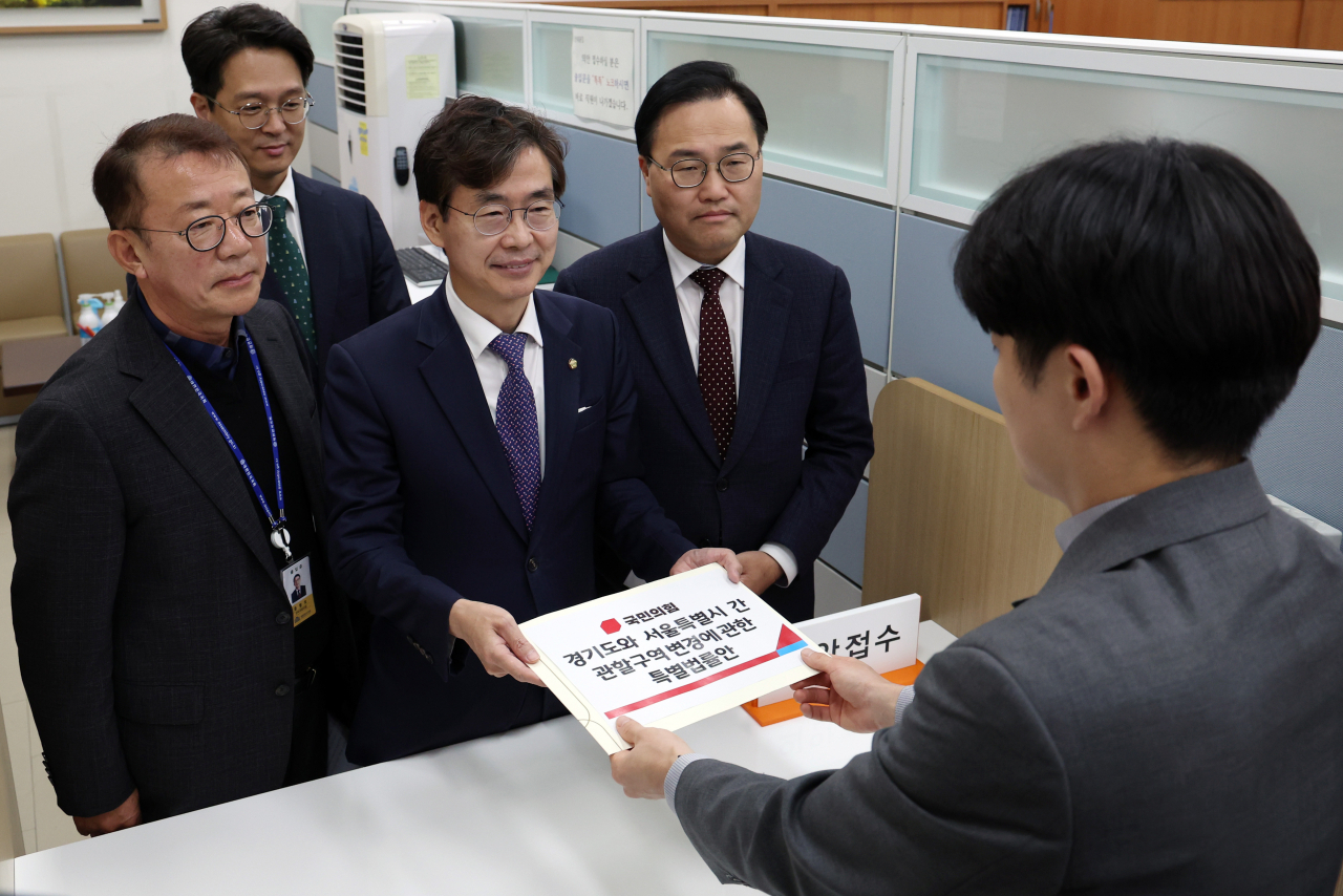 Rep. Cho Kyoung-tae, submits the special bill aimed at merging the northwestern city of Gimpo with the country's capital of Seoul, proposed by Cho and other lawmakers of the ruling People Power Party, on Thursday. (Yonhap)