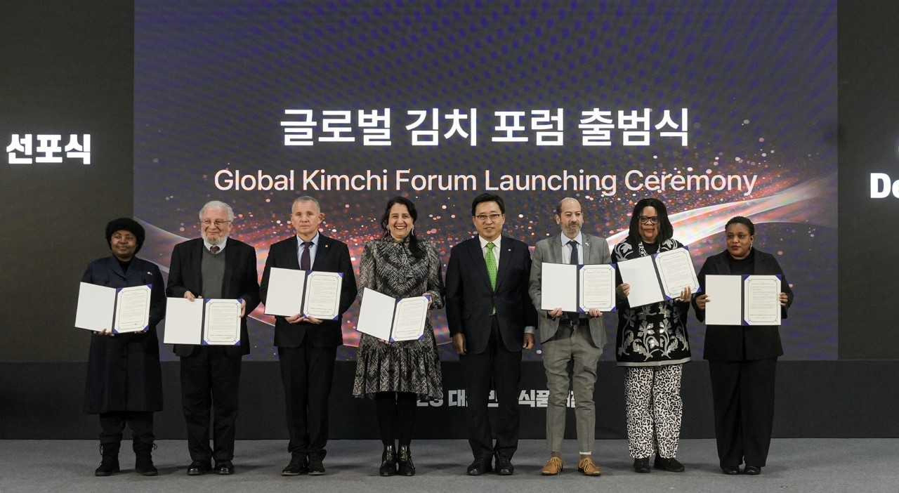 Ambassador of Honduras to Korea Rodolfo Pastor Fasquell (second from left), Ambassador of Belarus to Korea Andrew Chernetsky (third from left) and Kim Chun-jin (fifth from left), CEO of Korea Agro-Fisheries & Food Trade Corp. and other embassy officials pose for a photo during the launch of the Global Kimchi Forum in Seoul on Thursday. (Korea Agro-Fisheries & Food Trade Corp.)