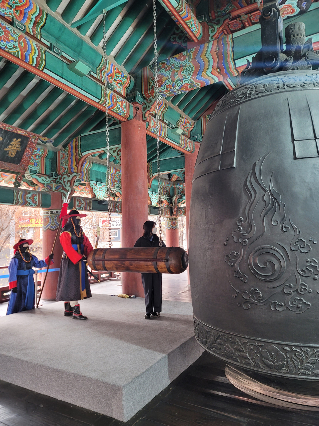 A participant prepares to ring the bell with the assistance of attendants on the second floor of Bosingak in Jongno, central Seoul. (Seoul Culture Portal)