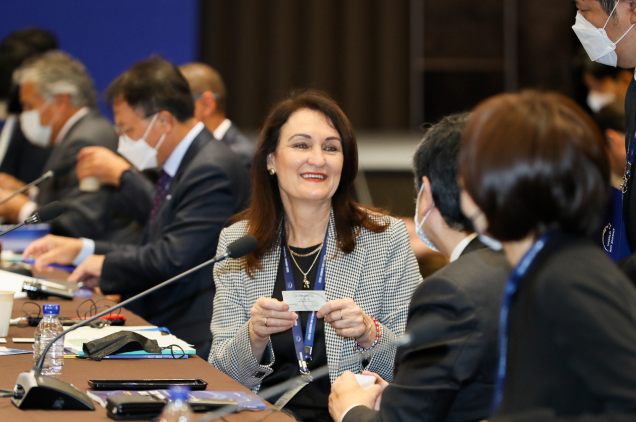 Participants of the World Bio Summit 2022 greet each other at the Global Roundtable, held on the sidelines of last year's summit. (The Korea Health Industry Development Institute)