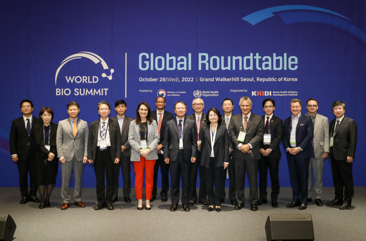 Participants of the Global Roundtable, held on the sidelines of the World Bio Summit 2022 (The Korea Health Industry Development Institute)