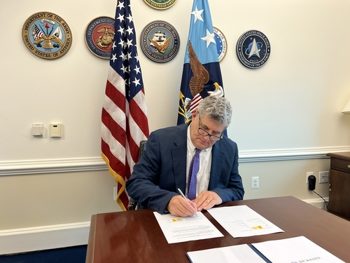 William LaPlante, US under secretary of defense for acquisition and sustainment, signs the Security of Supply Arrangement between South Korea and the United States, at his office, in this undated photo provided by Seoul's Defense Acquisition Program Administration on Thursday. (Yonhap)