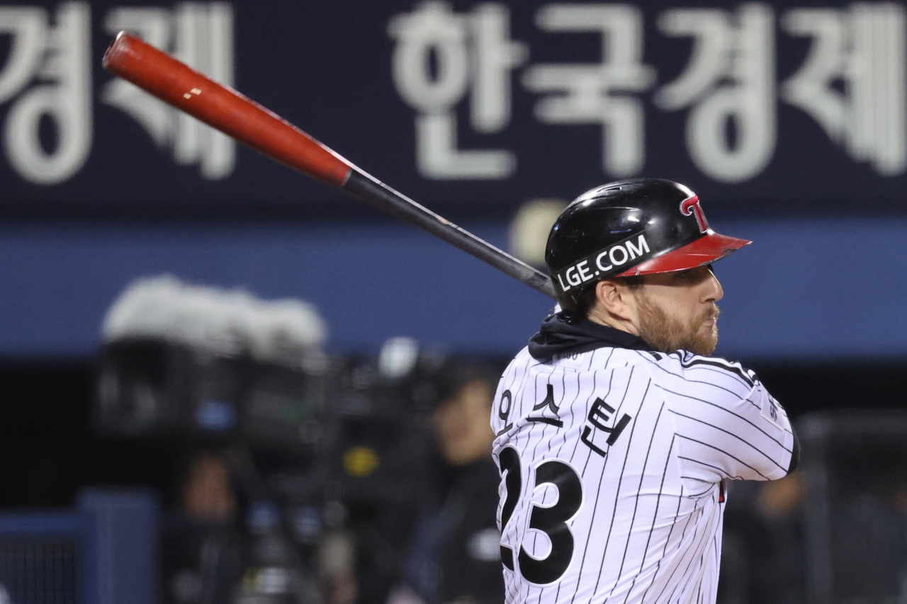 Austin Dean of the LG Twins hits a single against the KT Wiz during Game 5 of the Korean Series at Jamsil Baseball Stadium in Seoul on Mondat. (Yonhap)