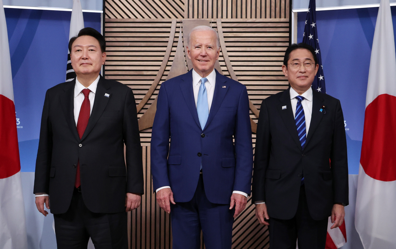 From left: President Yoon Suk Yeol US President Joe Biden and Japanese Prime Minister Fumio Kishida pose for a photo at Moscone Center in San Francisco on Thursday, (Yonhap)