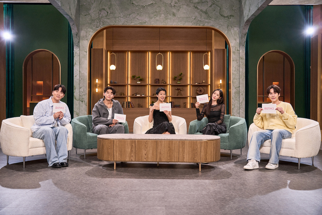 From left: Rapper Hanhae, TV personality Dex, model Hong Jin-kyung, actor Lee Da-hee and singer Kyuhyun star on the panel of “Singles’ Inferno.” (Netflix)