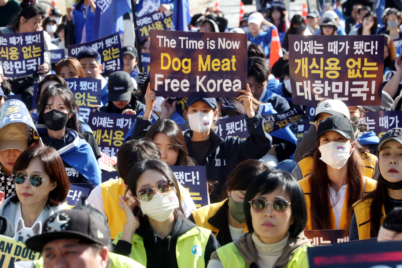 Protesters stage a rally in Seoul on Oct. 29, calling for policies to improve animal welfare and rights, including a ban on dog meat consumption. (Newsis)