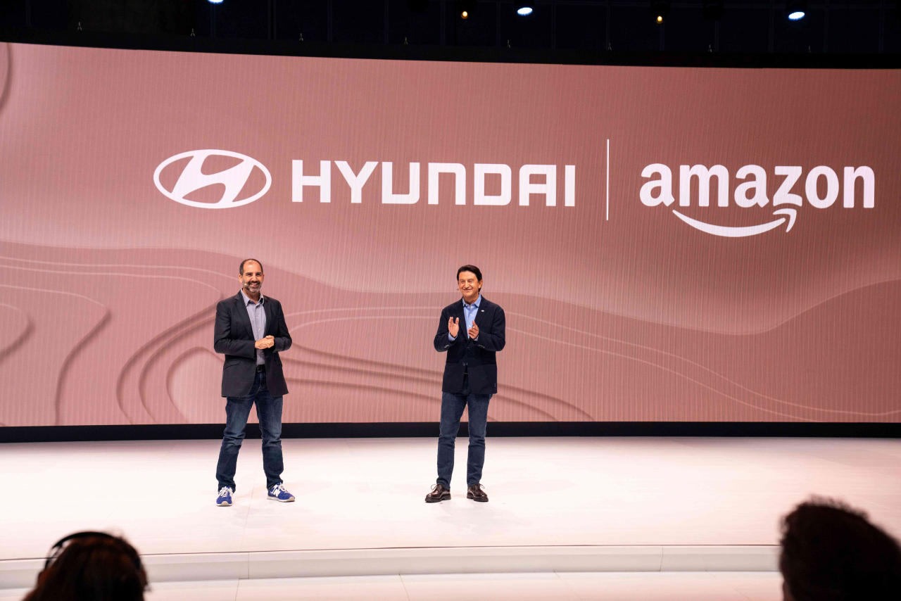 Hyundai Motor's Global Chief Operating Officer Jose Munoz and Amazon’s Vice President for Worldwide Business and Corporate Development Marty Mallick announce a partnership between the two companies at the 2023 Los Angeles Auto Show on Thursday. (Hyundai Motor Company)