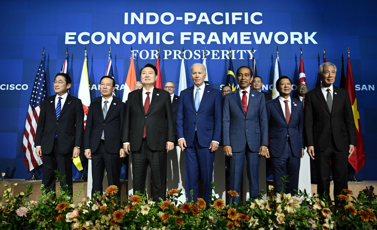 South Korean President Yoon Suk Yeol (third from left) poses with the leaders of 14 member nations of the Indo-Pacific Economic Framework, including US President Joe Biden (center), during the summit held in SAn Francisco on Thursday. (Yonhap)