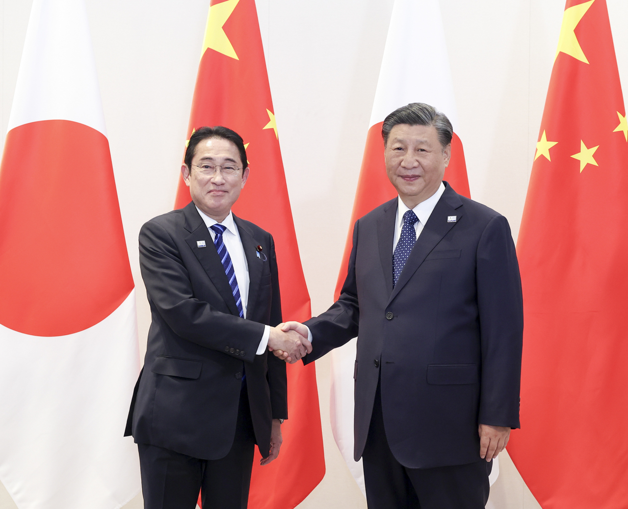 Chinese President Xi Jinping meets with Japanese Prime Minister Fumio Kishida in San Francisco, the United States. (Xinhua-Yonhap)