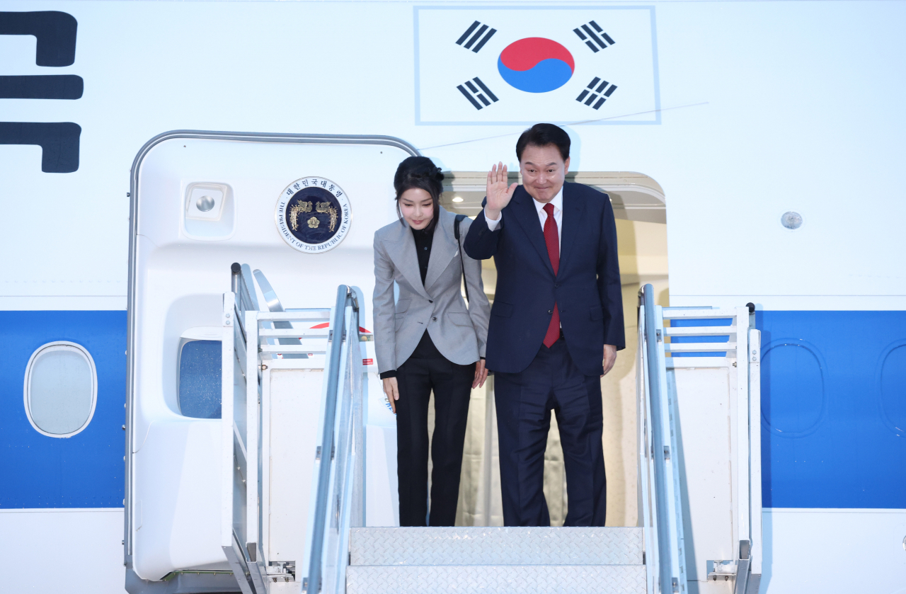 President Yoon Suk Yeol and first lady Kim Keon Hee board on a airplane after attending an Asia-Pacific Economic Cooperation summit held in San Francisco, Friday, local time. (Yonhap)
