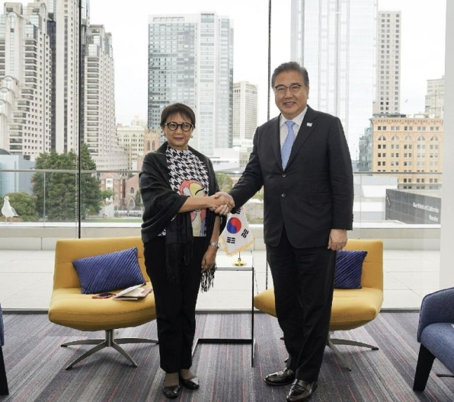 South Korea's Foreign Minister Park Jin (right) and Indonesian Foreign Minister Retno Marsudi (left) pose for a photo after a meeting on Tuesday, on the margins of APEC ministerial meeting. (Yonhap)