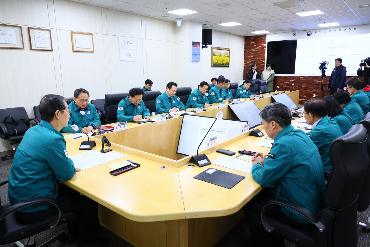 Prime Minister Han Duck-soo (left) presides over an on-site meeting at the NIRS in Daejeon on Saturday (PM's office)