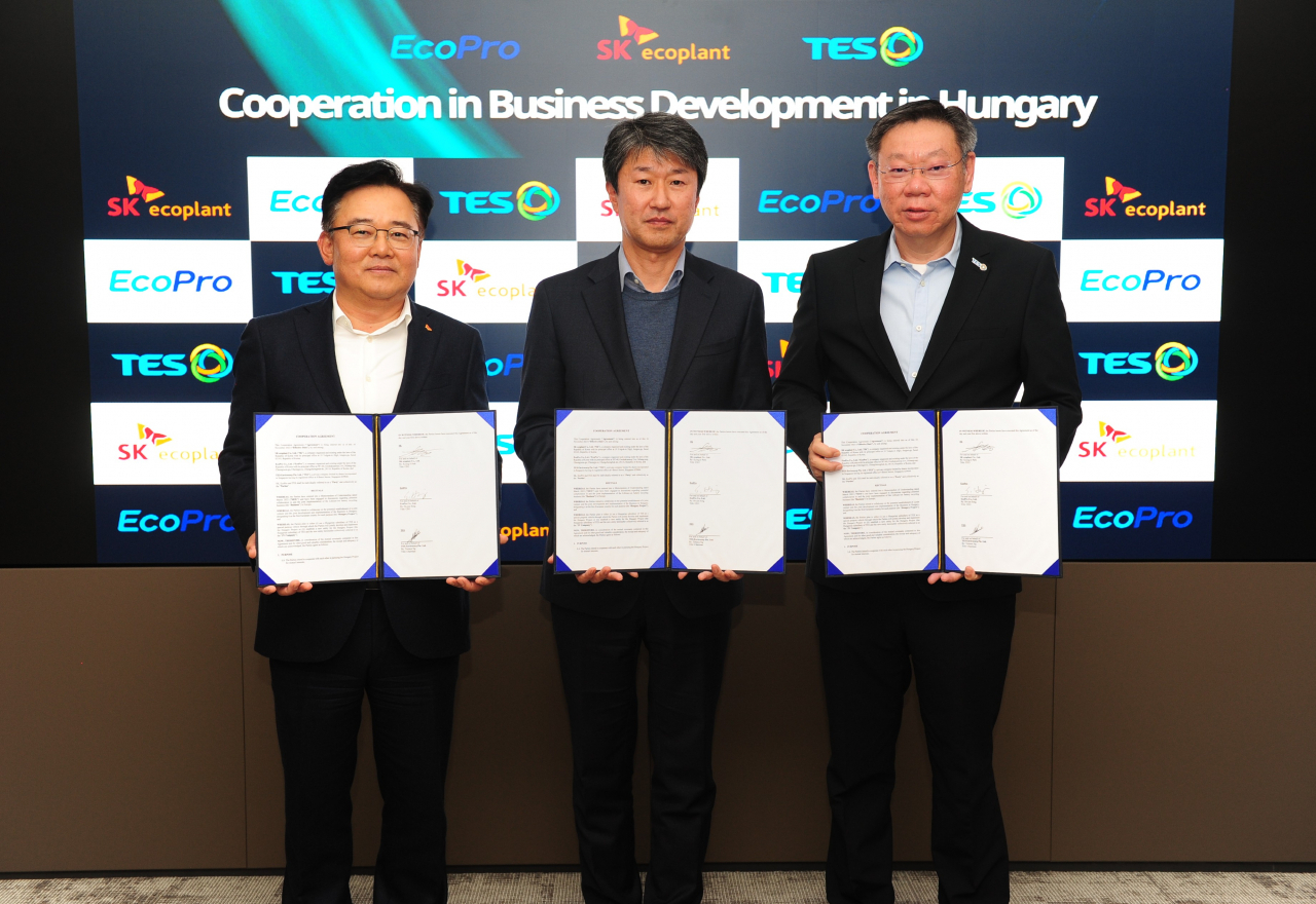 From left: EcoPro CEO Song Ho-jun, SK Ecoplant CEO Park Kyung-il and Terence Ng, CEO of TES, a subsidiary under SK Ecoplant, hold signed memorandums of understanding for setting up a joint battery recycling plant in Hungary, at SK Ecoplant’s headquarters in Jongno, Seoul, Thursday. (EcoPro)