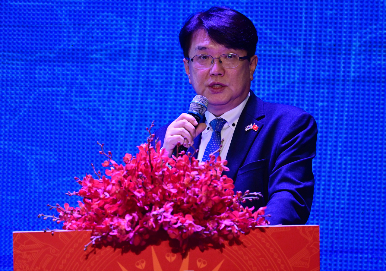Executive Vice President Han Seung of Daewoo E&C’s overseas business division speaks during the Korea-Vietnam Economic Cooperation Forum held in Hanoi, Vietnam, Dec. 18, 2022. (Park Hae-mook/The Korea Herald)