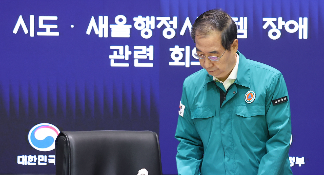 Prime Minister Han Duck-soo apologizes for the failure in government online systems on Saturday. (Yonhap)