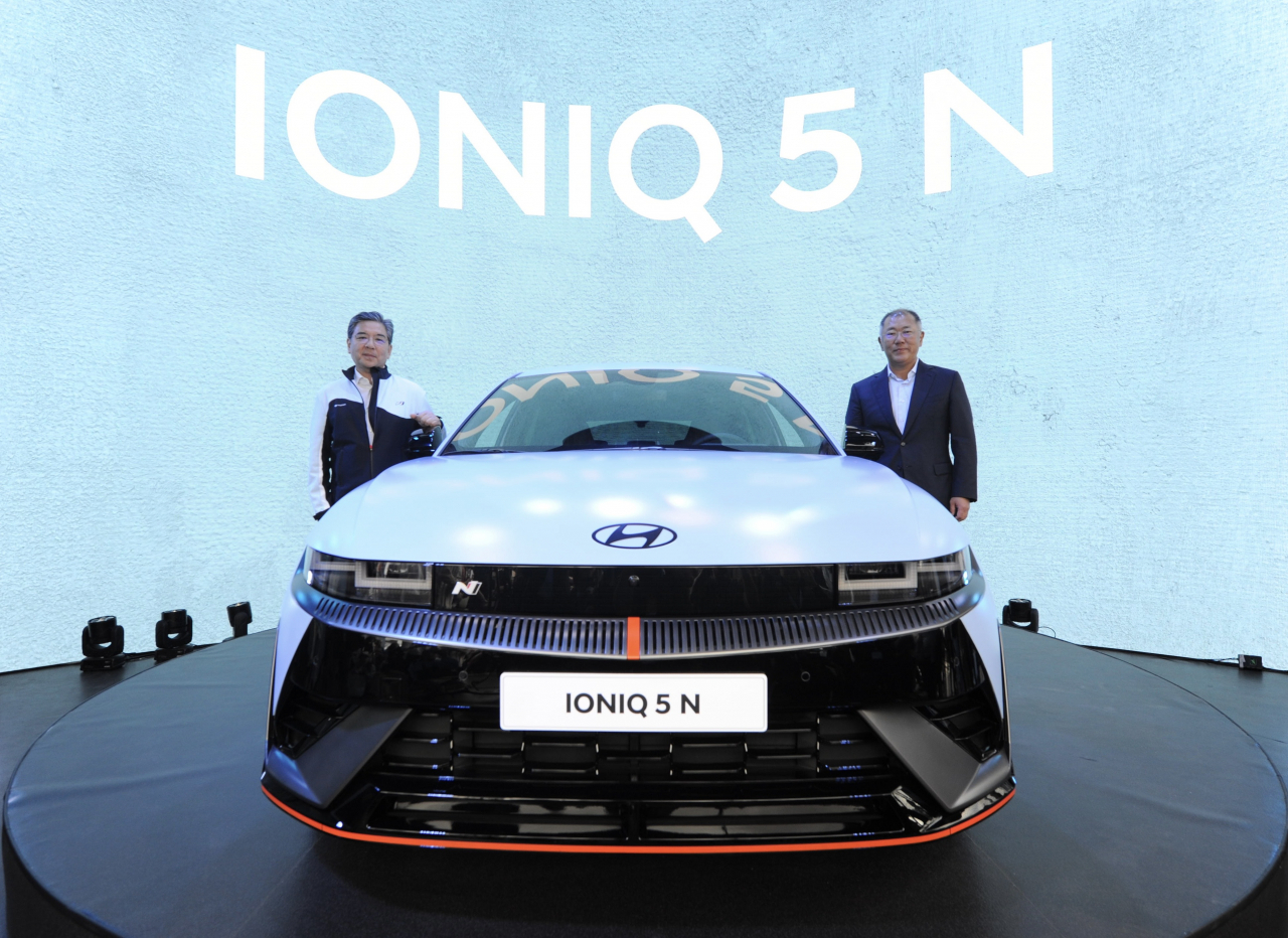 Hyundai Motor Group Executive Chair Chung Euisun (right) and Hyundai Motor Company CEO Chang Jae-hoon pose for a photo next to the Ioniq 5 N, the company’s first high-performance electric vehicle, at the Goodwood Festival of Speed held in West Sussex, the UK on July 13. (Hyundai Motor Group)