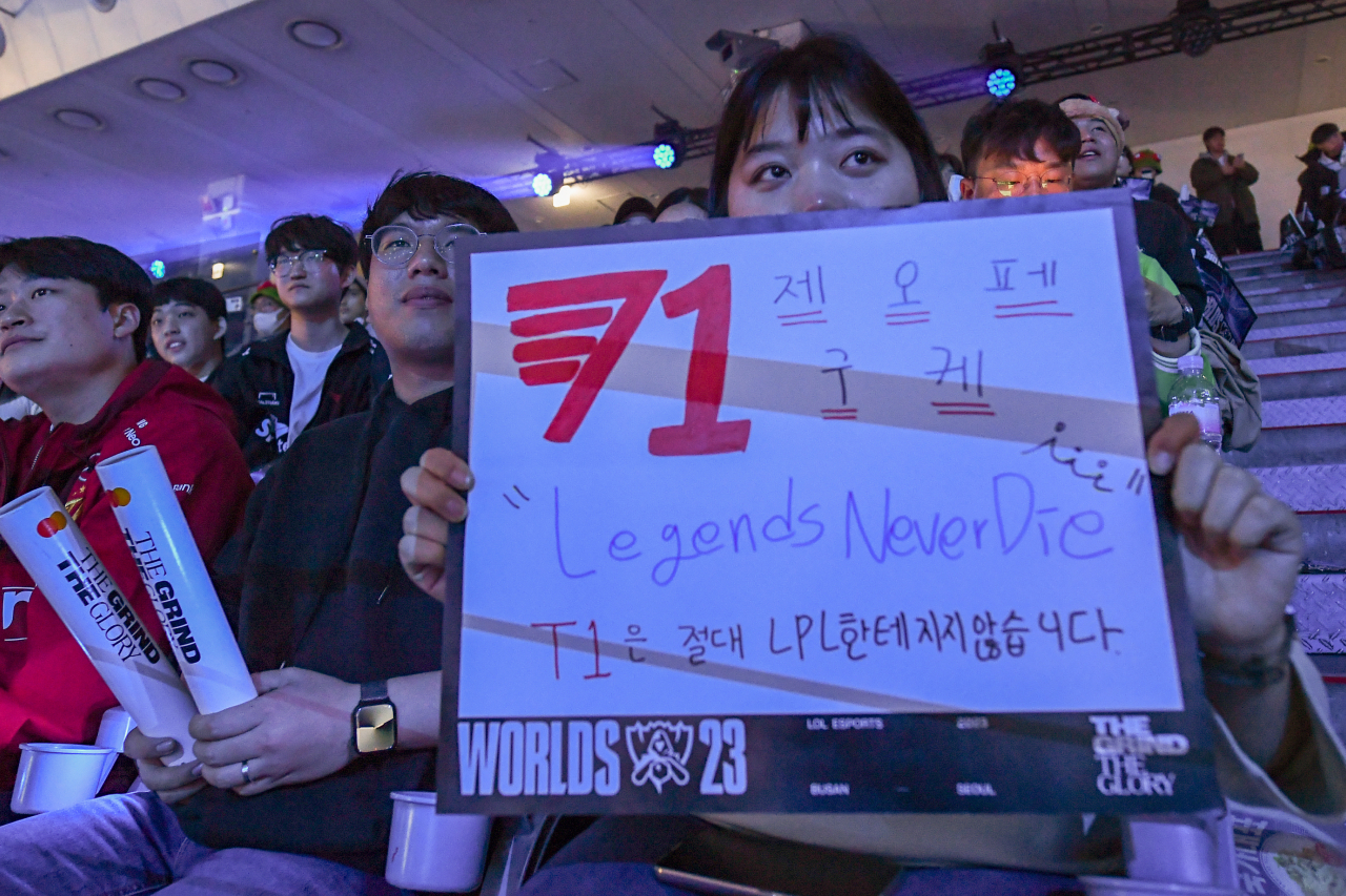 Fans cheer T1 at League of Legends World Championship Finals on Sunday. (Yonhap)