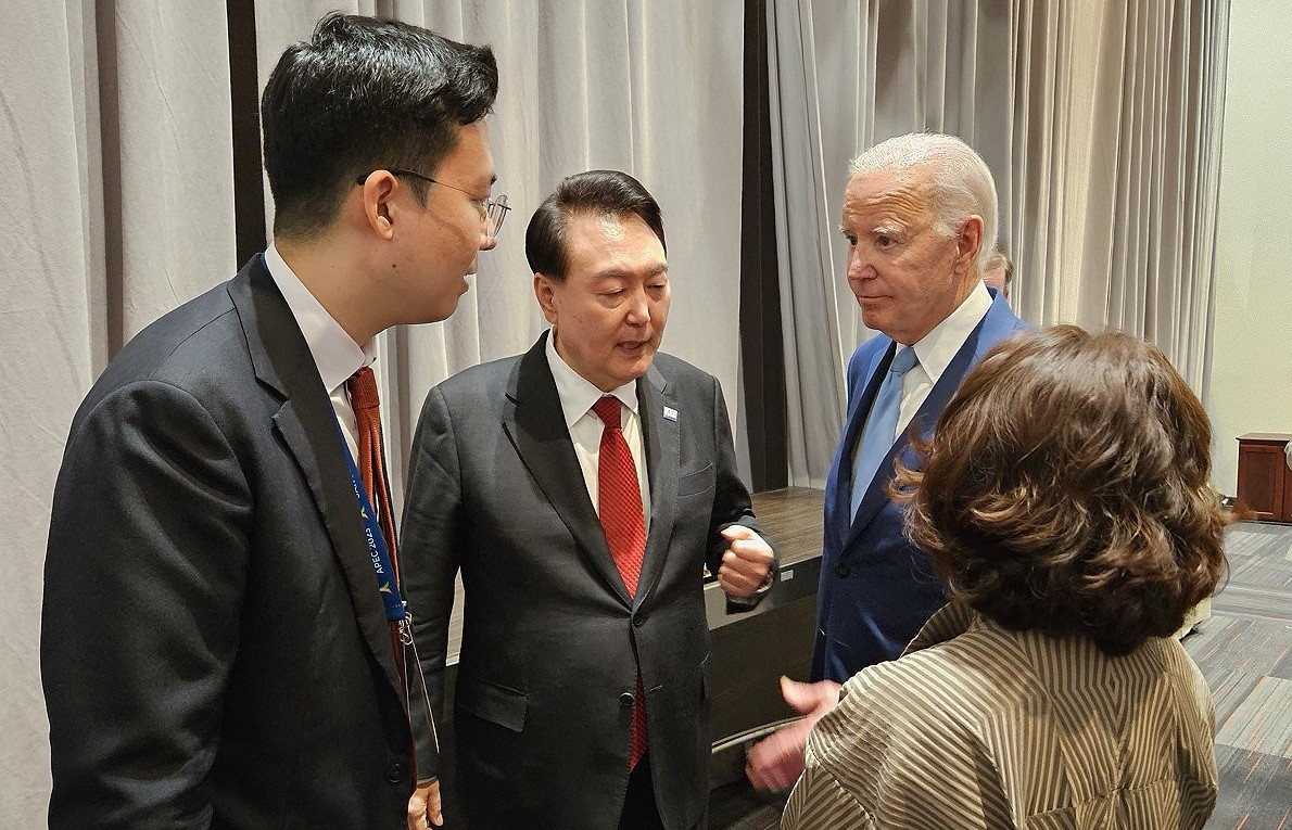 South Korean President Yoon Suk Yeol (center) talks with US President Joe Biden (right) during the Asia-Pacific Economic Cooperation summit at the Moscone Center in San Francisco, Thursday. (Yonhap)