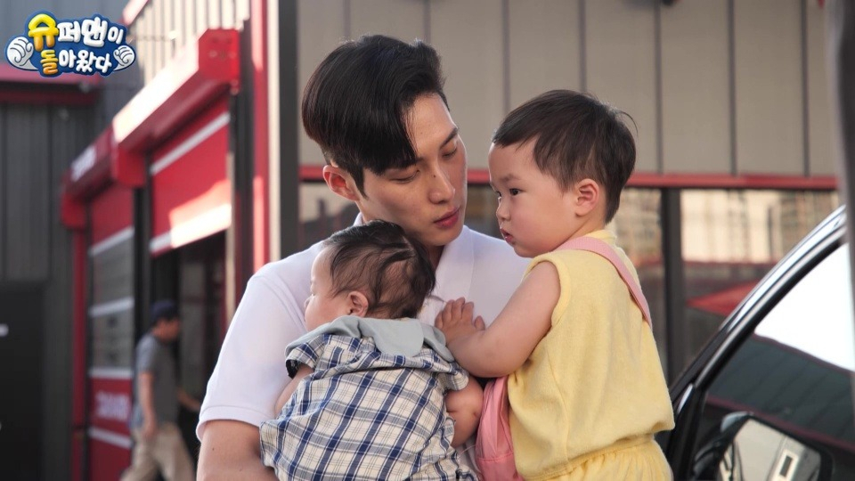 South Korean national fencing team’s Kim Jun-ho and his children on KBS 2 TV’s men’s babysitting television program, “The Return of Superman,” which revolves around celebrity fathers taking care of their children on their own. (KBS)