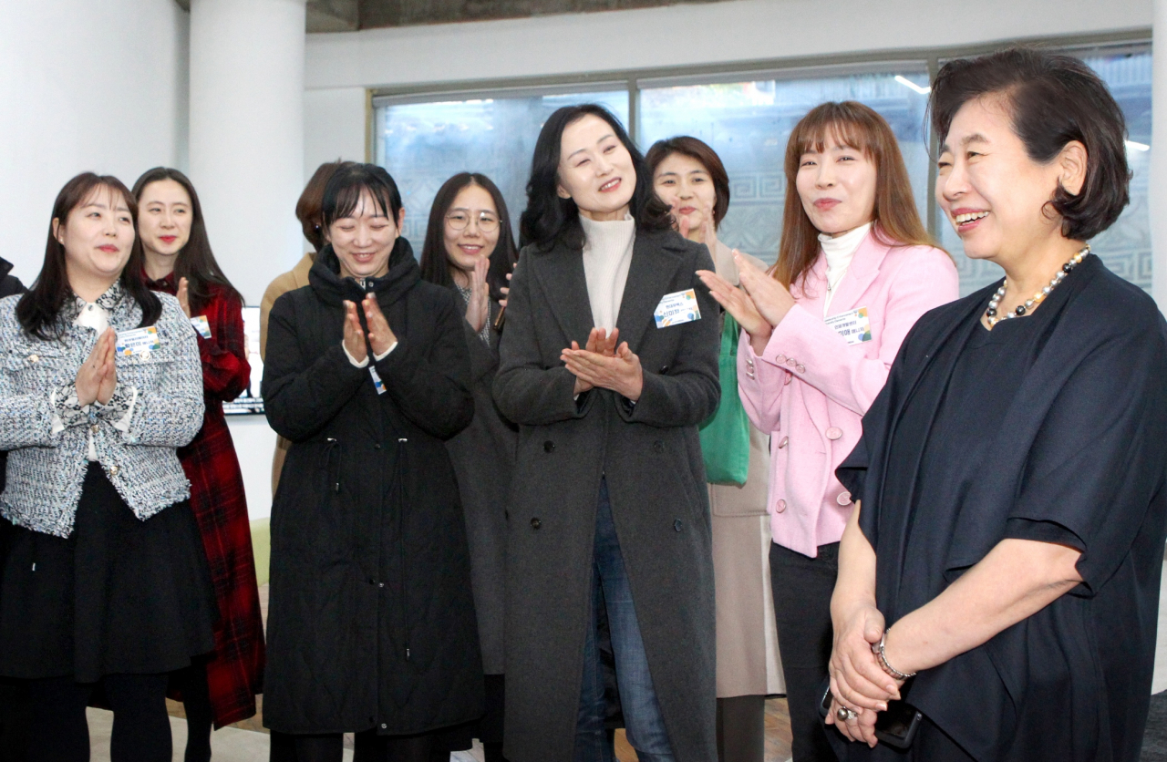 Hyundai Group Chairman Hyun Jeong-eun (right) speaks during the first session of the group's in-house leadership program for female employees held at the Art Sonje Center in central Seoul, Friday. (Hyundai Group)