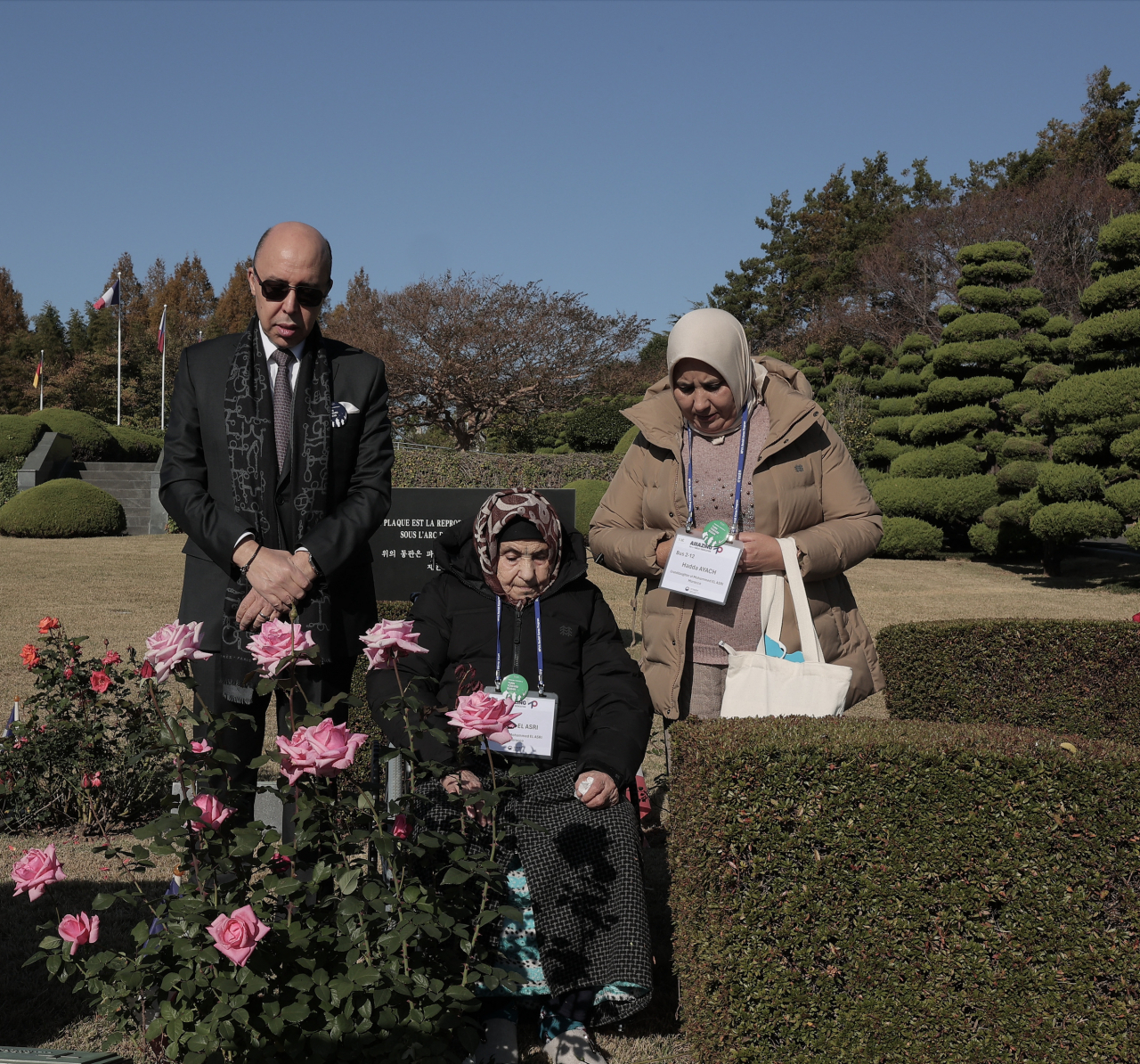 Ftetam El Asry, daughter of a Moroccan soldier named Mohamed El Asry(center) and Moroccan Ambassador to Korea Chafik Rachadi(first from left) pay tribute to a Moroccan soldier who sacrificed his life in the Korean War at the UN Cemetery in Busan on Nov. 11. (Moroccan Embassy in Seoul)