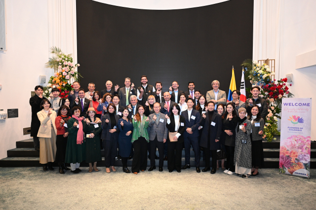 Director of Procolombia Korea Shirley Vega(Sixth from left in first row) and Colombian Ambassador to Korea Alejandro Pelaez Rodriguez (sixth from left second row) pose for a group photo with attendees at the floral workshop co-hosted by the Colombian Embassy in Korea and Procolombia at the Grand Mercure Hotel in Yongsan-gu, Seoul, on Friday. (Embassy of Colombia in Seoul)