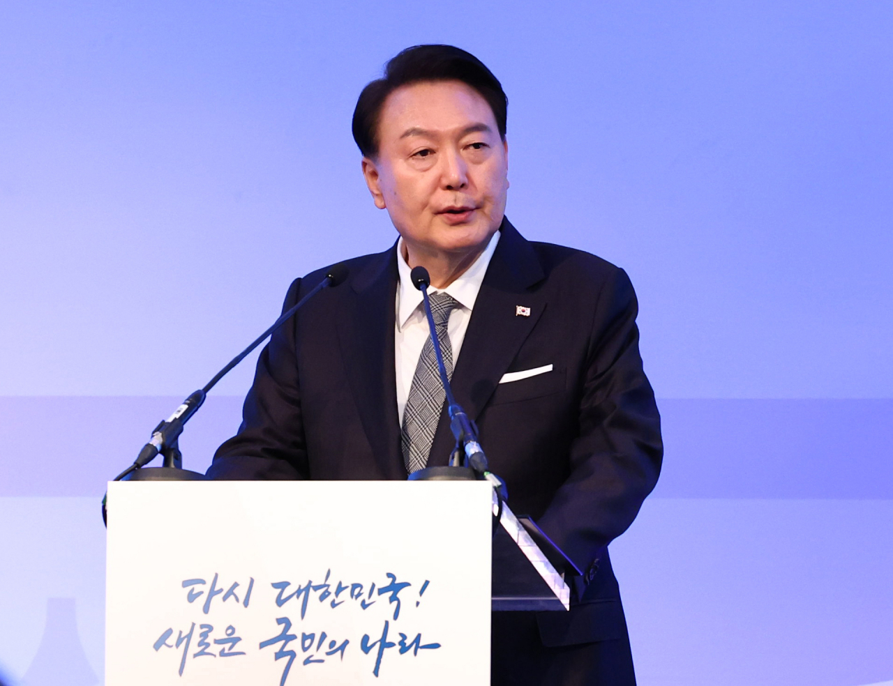 President Yoon Suk Yeol speaks during a meeting with overseas Koreans in London on Monday. (Yonhap)