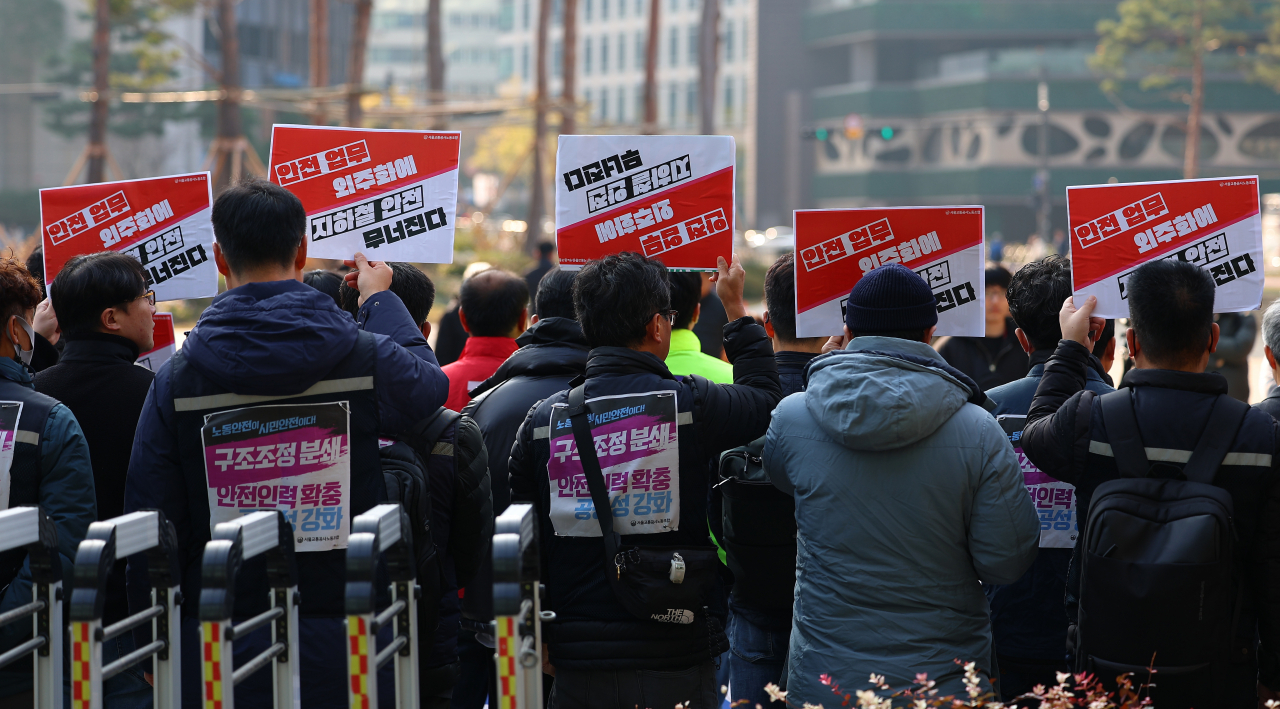 Unionized Seoul subway workers hold a rally in downtown Seoul on Wednesday, to announce their decision to go on a general strike over a manpower reduction plan. (Yonhap)