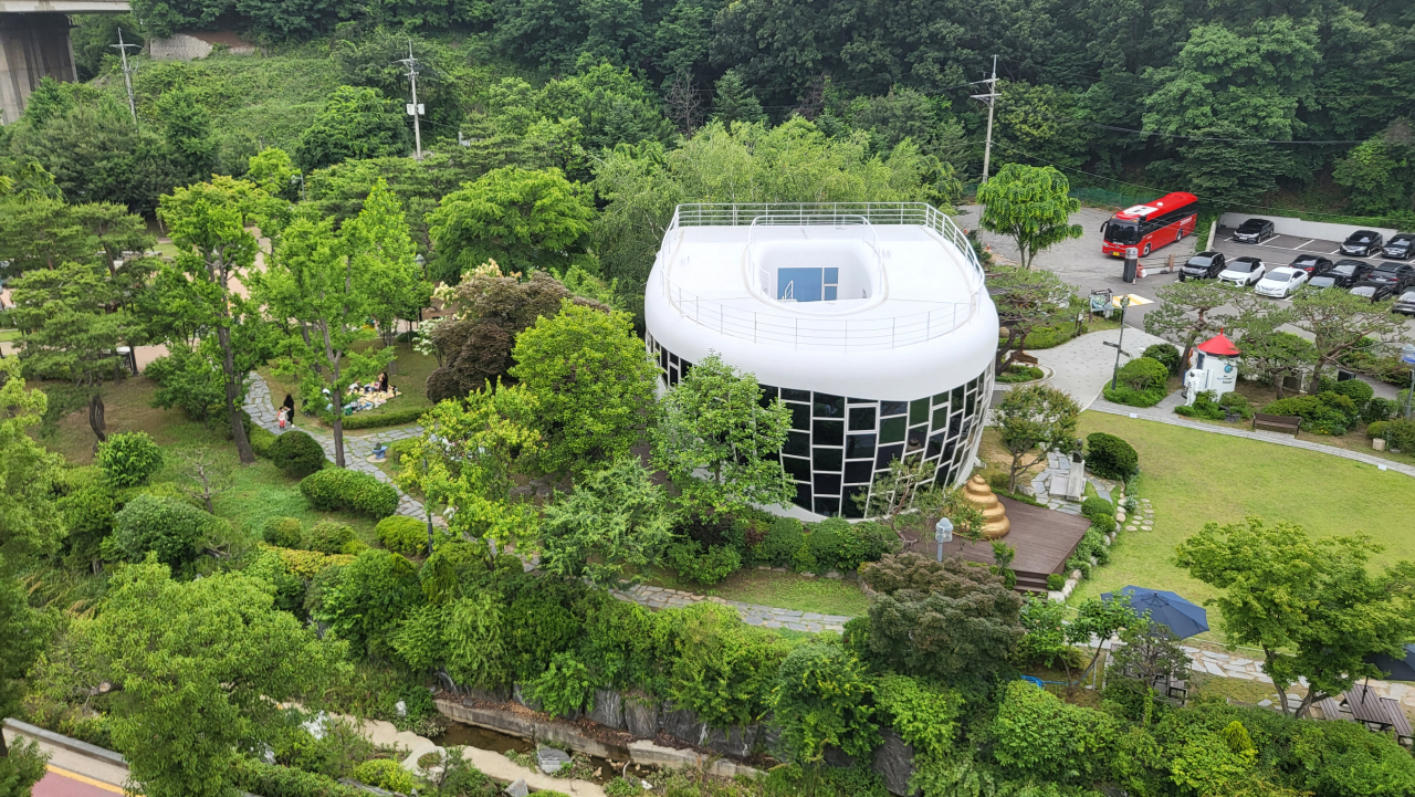 A view of Haewoojae and its surrounding park, located in Suwon, Gyeonggi Province (Kim Hae-yeon/ The Korea Herald)