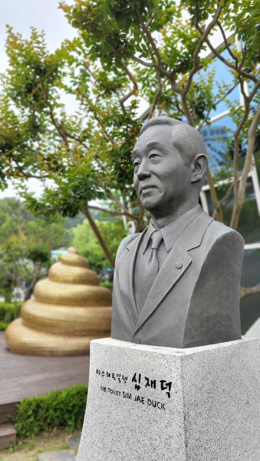 A bust of Sim Jae-duck, the former mayor of Suwon City (Kim Hae-yeon/ The Korea Herald)