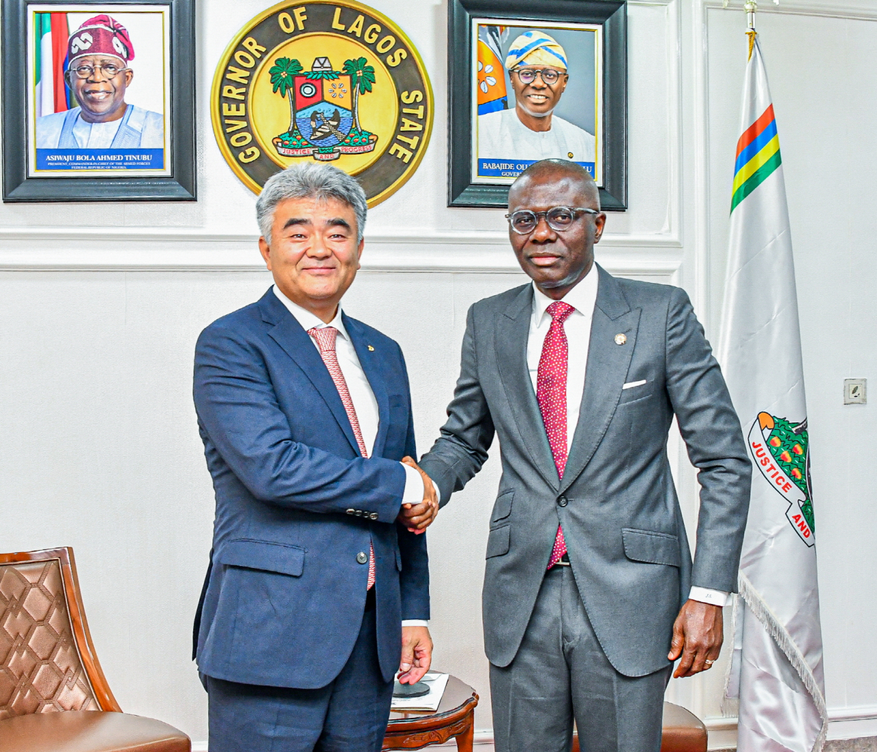 Daewoo E&C Chairman Jung Won-ju (left) shakes hands with Babajide Sanwo-Olu, the governor of Lagos state, in Lagos, Nigeria, Monday. (Daewoo E&C)