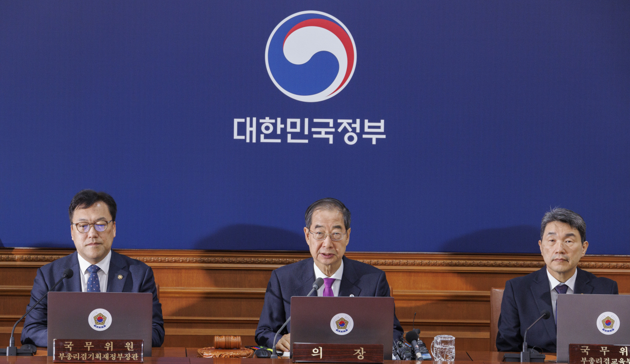 Prime Minister Han Duck-soo (center) speaks during an extraordinary Cabinet meeting at the government complex in Seoul on Wednesday, after North Korea said it has successfully placed a spy satellite into orbit. The Cabinet approved a motion to suspend part of a 2018 inter-Korean military agreement designed to reduce border tensions and prevent accidental clashes. (Yonhap)