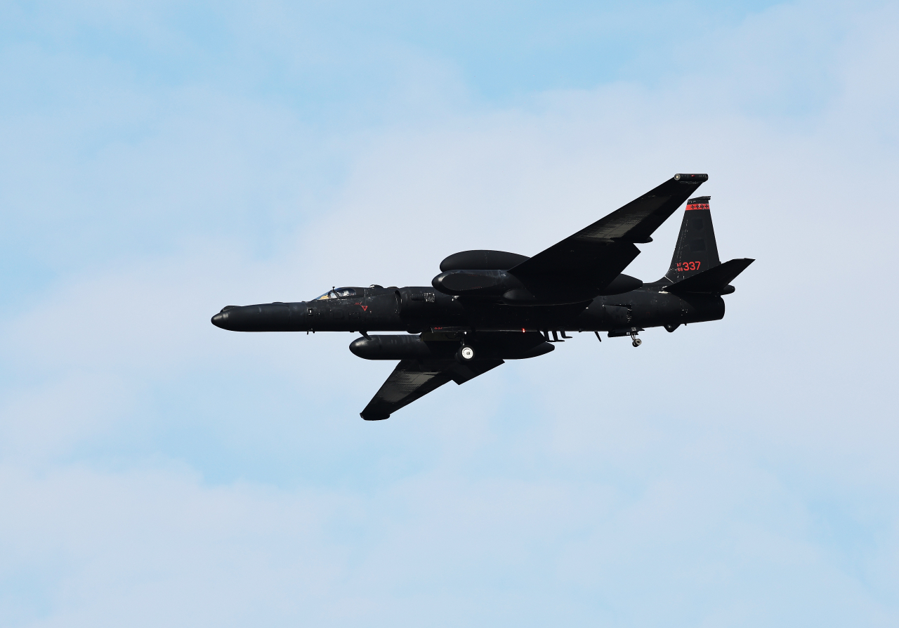 The US Air Force's U-2S Dragon Lady, a high-altitude reconnaissance and surveillance aircraft, lands at Osan Air Base in the city of Pyeongtaek, Gyeonggi Province on Wednesday afternoon, hours after North Korea claimed that it successfully put a military spy satellite into orbit on Tuesday night. (Yonhap)