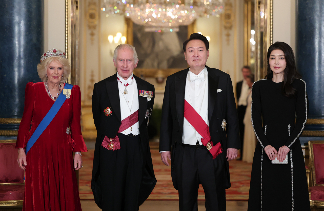 South Korean President Yoon Suk Yeol (second from right) and first lady Kim Keon Hee (right) pose for a photo with King Charles III (second from left) and Queen Camilla before attending a state banquet held at Buckingham Palace, Tuesday, local time. (Yonhap)