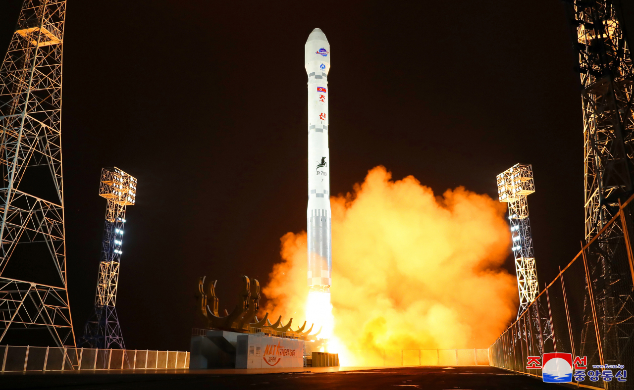 A new type of Chollima-1 rocket carrying a reconnaissance satellite called the Malligyong-1 lifts off from the launching pad at the Sohae satellite launch site in Tongchang-ri in northwestern North Korea at 10:42 p.m. on Tuesday in this photo released the next day by the North's official Korean Central News Agency. (Yonhap)