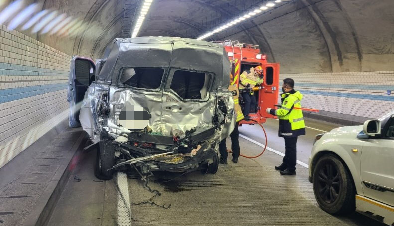 A van in a traffic accident inside an expressway tunnel in Boeun-gun, North Chungcheong Province, Oct. 21 (Newsis)