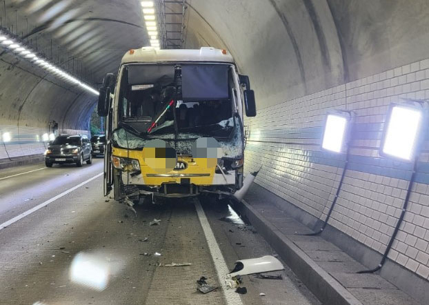 A tourist bus in a traffic accident inside an expressway tunnel in Boeun-gun, North Chungcheong Province, Oct. 21 (Newsis)