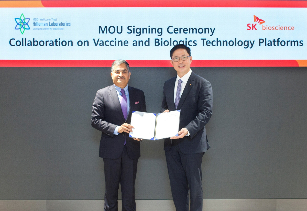 SK Bioscience CEO Ahn Jae-yong (right) and Hilleman Laboratories CEO Raman Rao pose for a photo after signing a memorandum of understanding for vaccine development in 2022 (SK Bioscience)